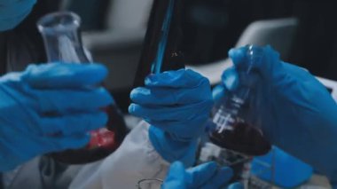 Yakın plan. Bir bilim adamının laboratuvarda sıvı ile çekilmiş fotoğrafı..