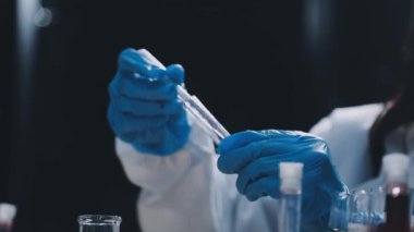 Üniformalı bir laboratuvar çalışanı.