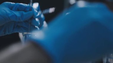 laboratuarda çalışan bilim adamı