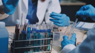 Laboratuvardaki bilim adamının kapanışı.