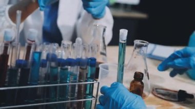 Laboratuvarda bilim adamı, bilim ve teknoloji..