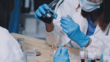 Laboratuvarın laboratuar asistanı..