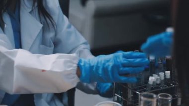 bilim adamı holding test tüpleri