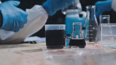 Laboratuvarda çalışan bilim adamı.