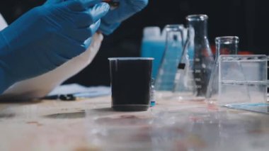 Laboratuvarda çalışan bilim adamı.