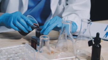 Laboratuvar araştırması. Laboratuvar asistanı. Laboratuvar ekipmanları ve bilim. Laboratuvarda kimyasal deney..