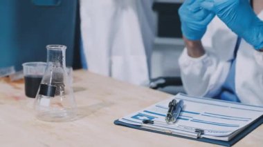 laboratuarda çalışan bilim adamı