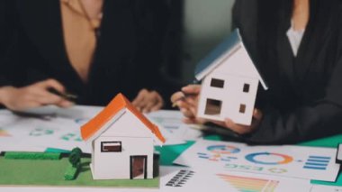 Minyatür insanlar, proje üzerinde çalışan takım