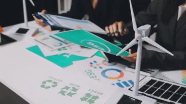 Dijital tablet kullanarak Office iş kadını