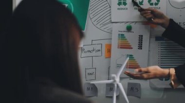 Tahtasında kağıt olan kadın.