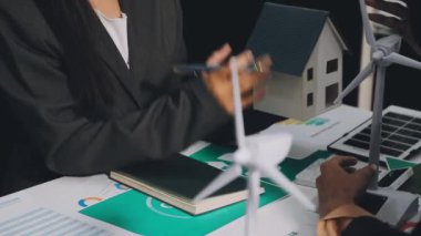 İş adamları ofiste dizüstü bilgisayarla yeni projeyi tartışıyor. takım çalışması ve iş konsepti