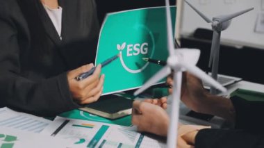 İş ekibi hesap makinesiyle finansal grafiği tartışıyor..