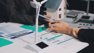 İş ekibi birlikte çalışıyor ve yeni projeyi analiz ediyor.