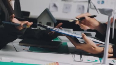 Ofiste dizüstü bilgisayarda çalışan iş adamları