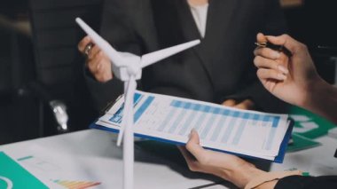 Genç bayan mühendis modern ofiste dizüstü bilgisayarla belgeler üzerinde çalışıyor.