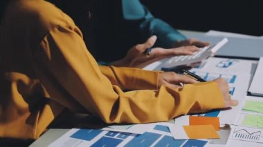 Genç iş kadını ofiste kağıda notlar yazıyor..