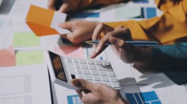 İşadamı laptop ve Office hesap makinesi ile çalışma.