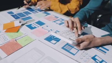 İş kadını bilgisayar ve tabletle çalışıyor.