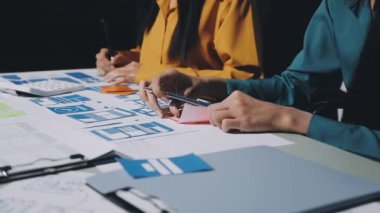 Dijital tablet ve dijital tablet ile yaratıcı tasarımcı beyin fırtınası toplantısı