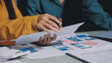 Proje tartışılırken iş adamlarının tablet kullanarak kapatılması