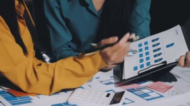 Projede çalışan genç iş kadını