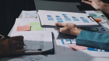 İş ekibi ofiste tartışıyor ve birlikte çalışıyor.