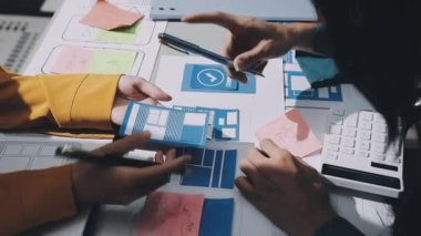 İş adamları beyin fırtınası yapıyor ve yeni bir plan üzerinde çalışıyor.