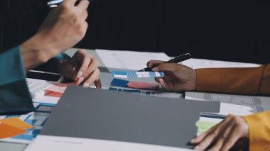 Genç iş kadını ofiste yazıyor..