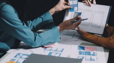 Genç iş adamları ofiste yeni iş planlarını tartışıyorlar.