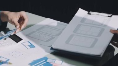 Ofiste çalışan genç iş kadını.