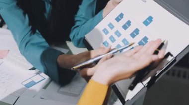 Finansal grafikle çalışan iş adamı