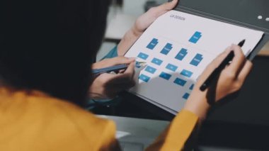 İş yerinde tablet kullanan genç iş adamını kapatın.