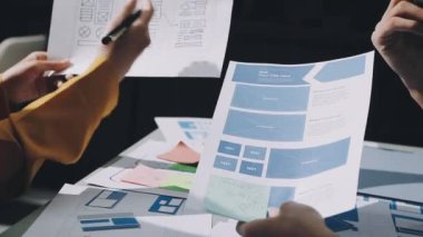 İş adamları iş projesini ofiste görüşmek, beyin fırtınası konsepti