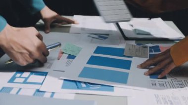 Modern ofis masasında projeyi tartışan iki genç iş adamının yakın çekimi.