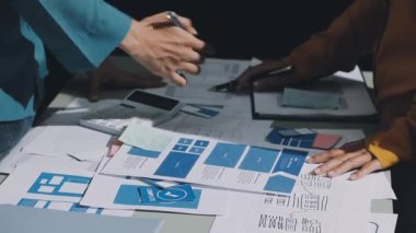 Ofisteki belgelerle çalışan genç bir iş kadını..