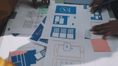 Akıllı telefon ve tablet kullanan bir adama yaklaş.