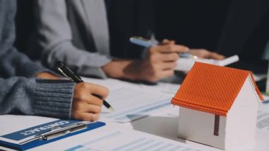 İş adamları ofiste toplanıyor.