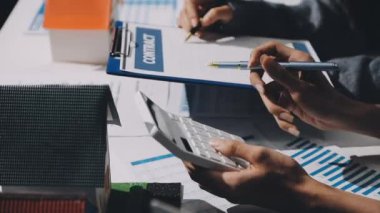 yakın plan - dizüstü bilgisayar kullanan erkek elleri