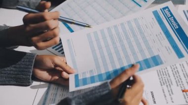 Dökümanların üzerindeki kalemle insan ellerini kapat