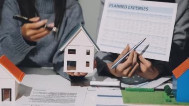 Emlakçı model ev modeli ve emlakçı tutuyor..