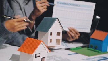 Emlakçı satın almak için ev veriyor