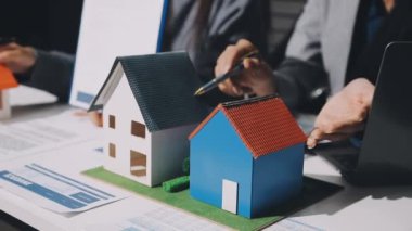 iş, insanlar, gayrimenkul ve yatırım, emlakçıyla model ev modelinin yakın ilişkileri