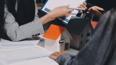 Elinde ev tutan bir adama yaklaş.