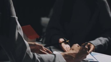 Kağıt tutan işadamları