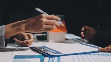 Ofiste çalışan iş adamları