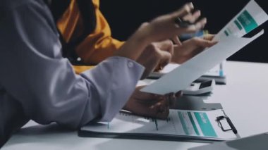 İş adamları modern ofiste toplanıyor.