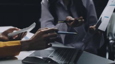 İş adamları birlikte çalışıyor.