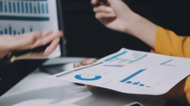 Ofis masasında belgelerle çalışan bir iş kadını.