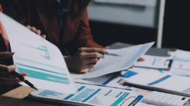 İş ekibi ofisinde toplanıyor.