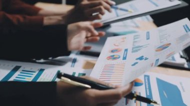 İş adamları toplanıyor ve iş tartışıyorlar, modern ofiste çalışıyorlar.